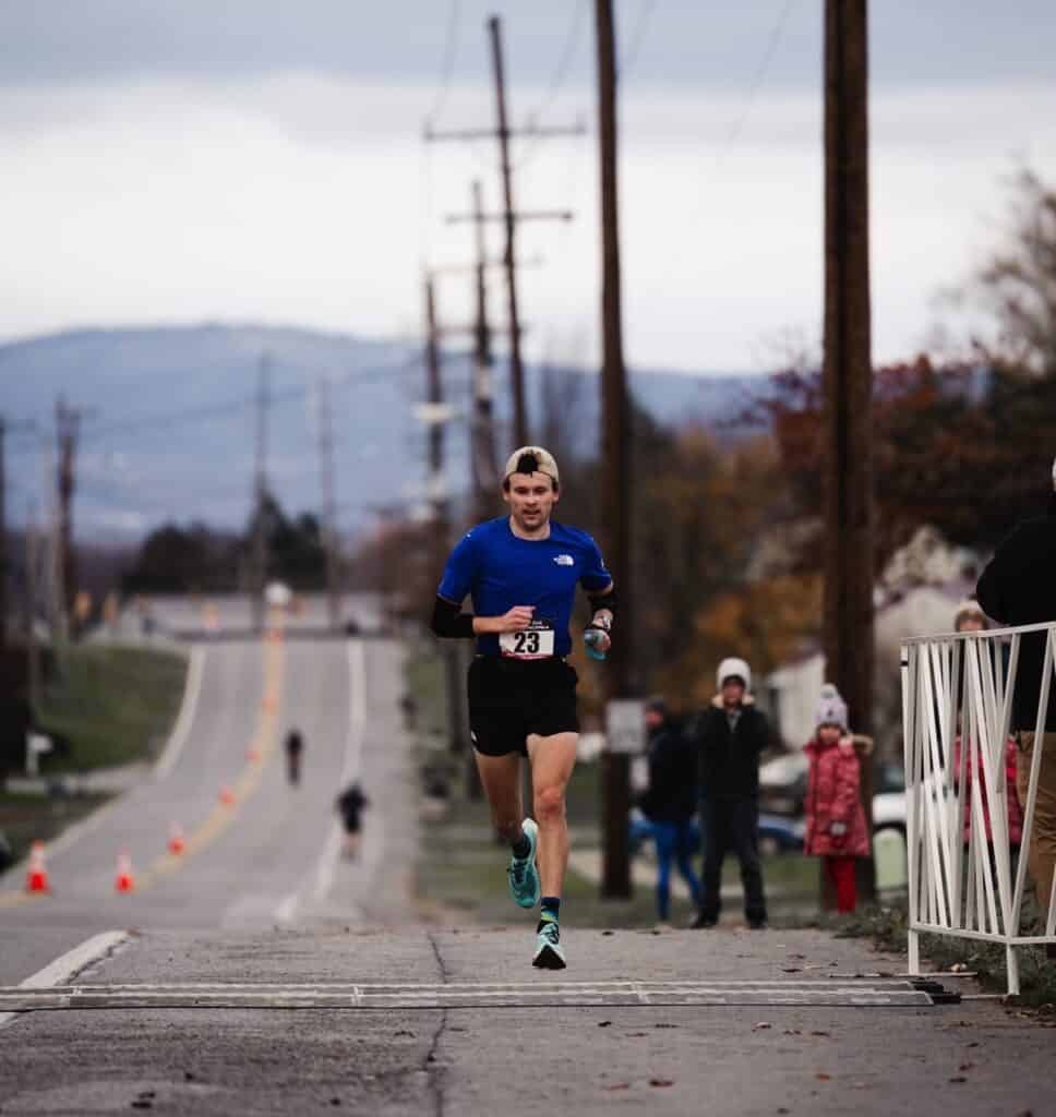 Tracen Knopp su Sunset Avenue arrivo di JFK 50 Mile